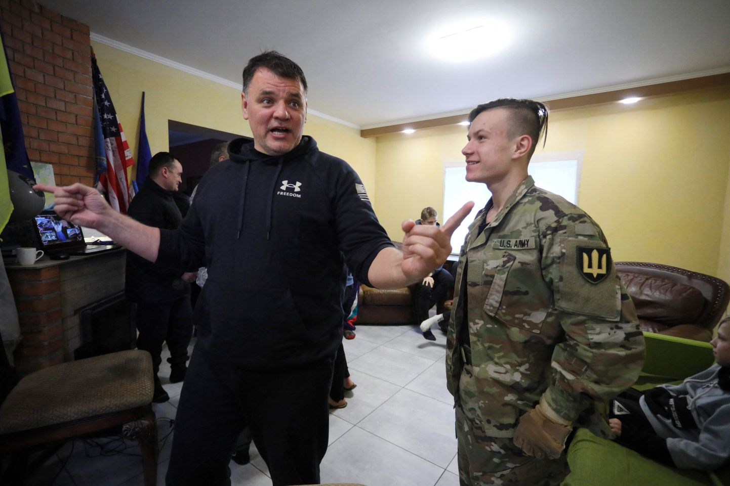 Ukraina teismeline Mõkhailo Anopa (paremal) kuulamas pastor Gennadi Mohnenkot.