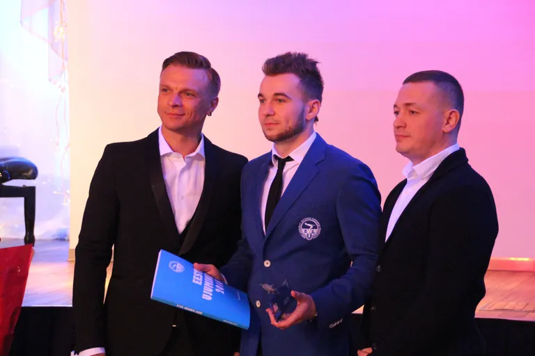 Eesti Ujumisliidu aasta gala. Keskel aasta meesujuja Martin Allikvee.