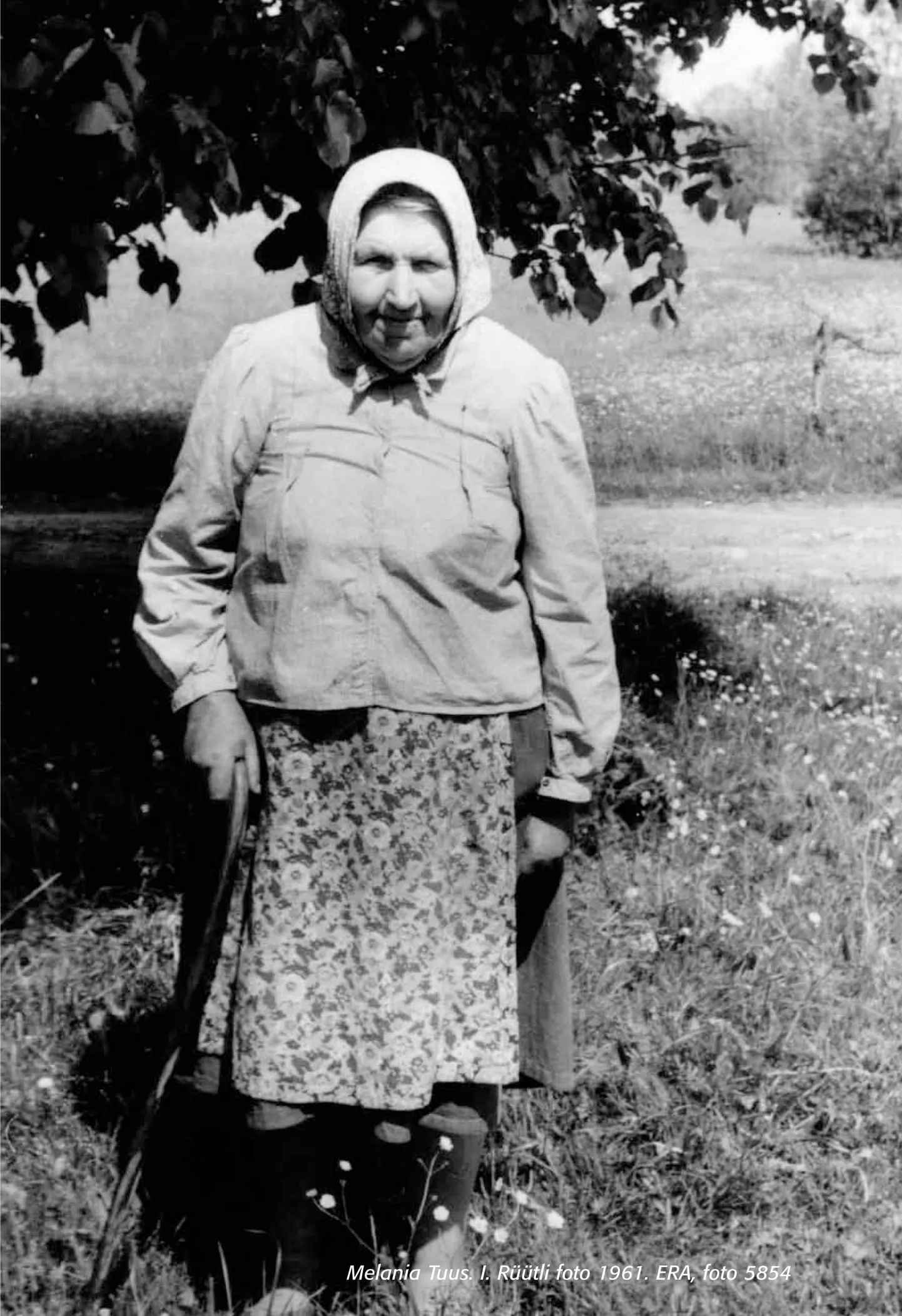 MELANIE TUUS 1961. aastal Ingrid Rüütli tehtud fotol. Foto raamatust "Saaremaa laule ja lugusid".