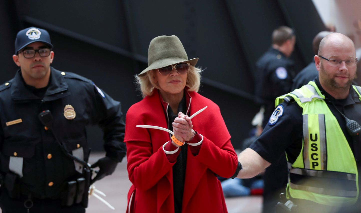 Džeina Fonda aizturēta klimata protestos ASV. 