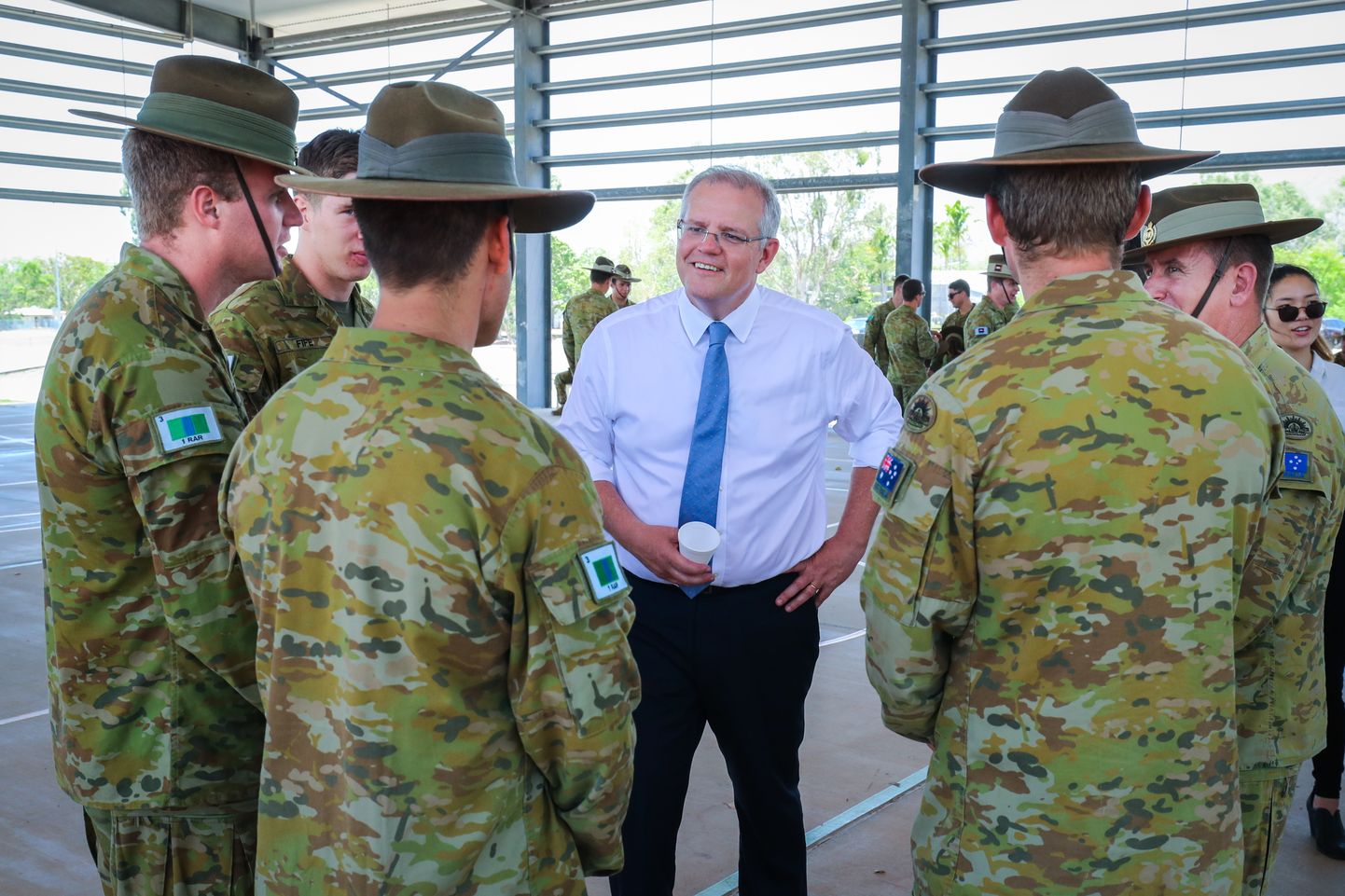 Austraalia peaminister Scott Morrison (keskel) kohtumas Austraalia sõduritega.