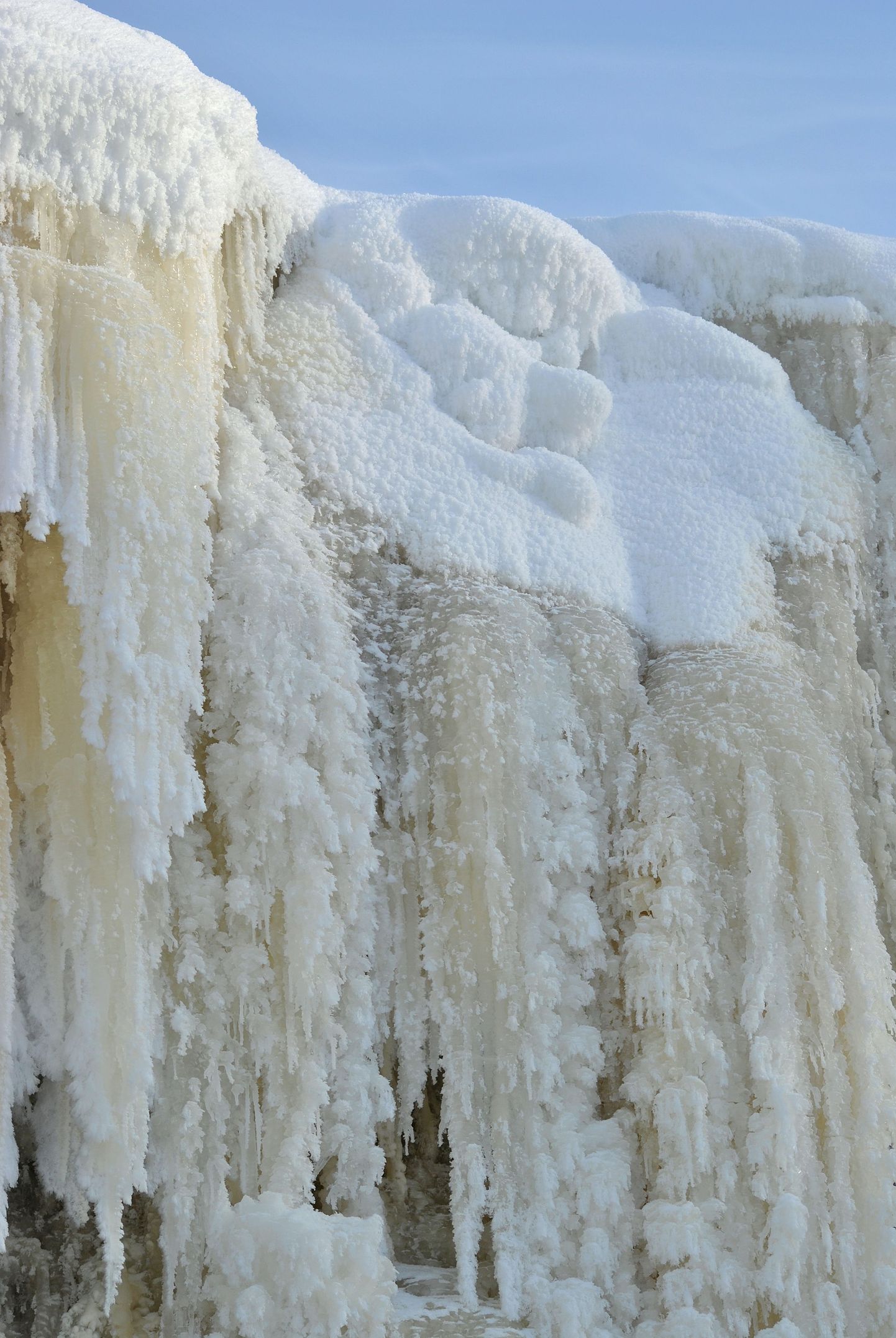 Замерзший водопад Ягала.