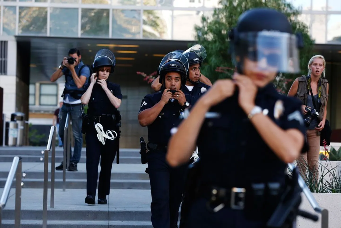 Politseinikud valmistusid üleeile Los Angeleses politsei peakorteri juures ohjeldama George Zimmermani vabastamise vastu protestijaid.