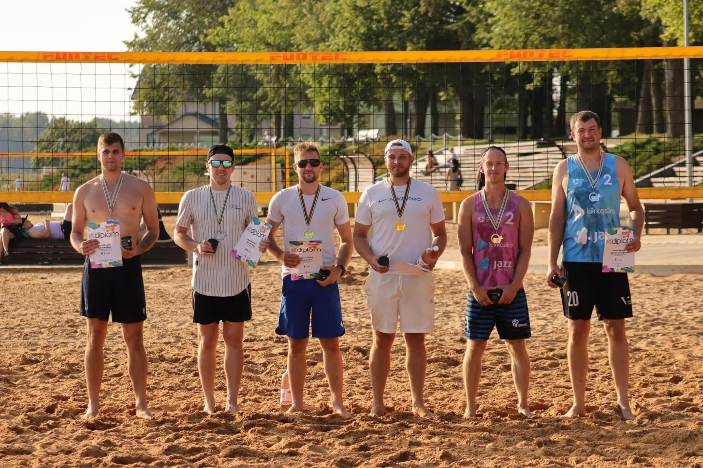 Võrumaa tänavused parimad rannavõrkpallurid: Mart Mandel (vasakult), Alar Kukka, Jarek Jänes, Gris Kallas, Sten Maask ja Janno Järvpõld