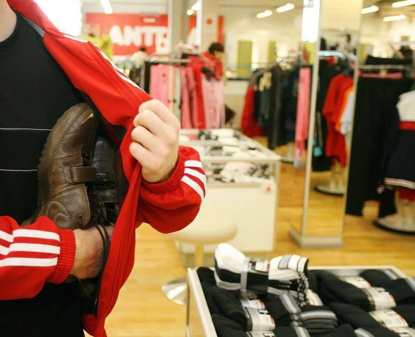 Kaks noort naist üritasid poest varastada suurt kogust spordirõivaid.
