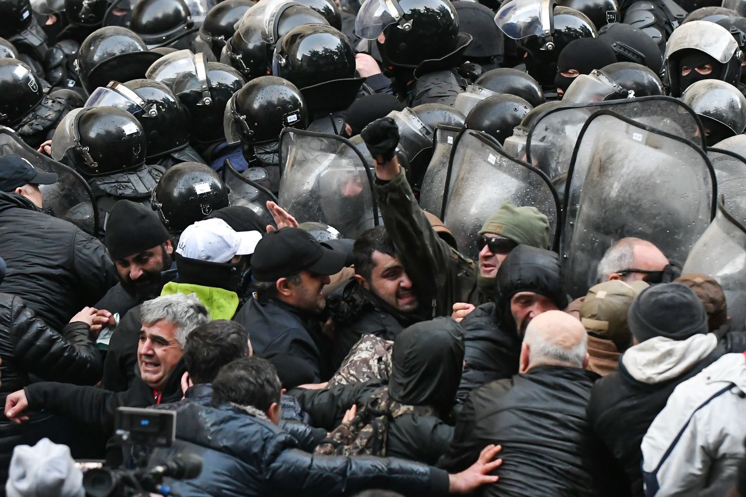 В Тбилиси полиция начала разгонять протестующих у парламента.