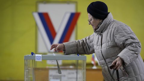 Выборы Путина: что происходит на избирательных участках в России и Эстонии
