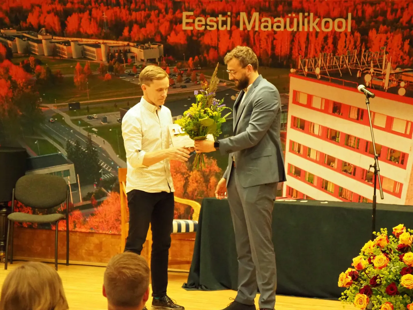 Jano Lepik (vasakul) RMK juhatuse liikmelt Erko Soolmannilt auhinda vastu võtmas.