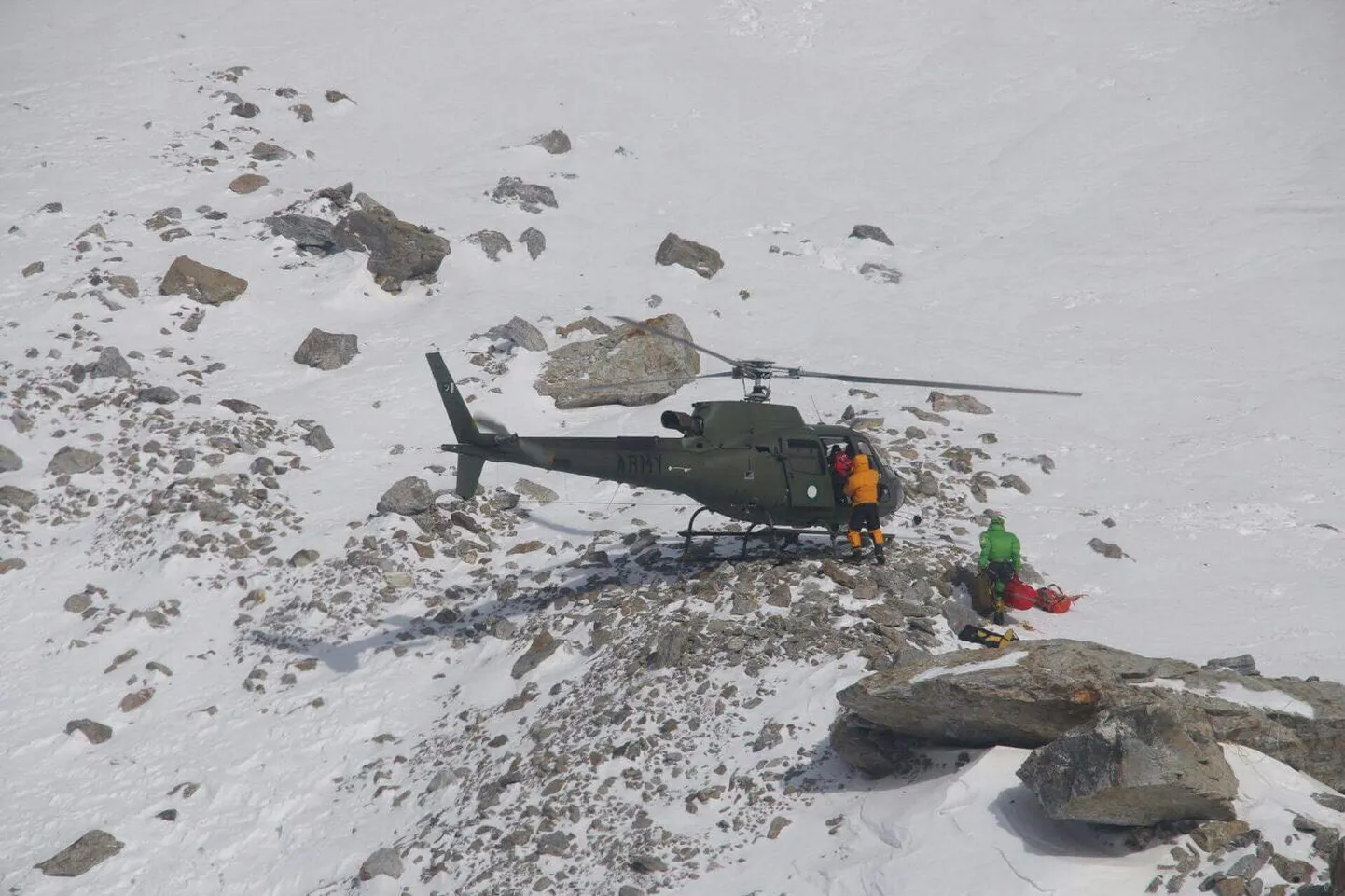 Спасатели добираются до застрявших на горе альпинистов.