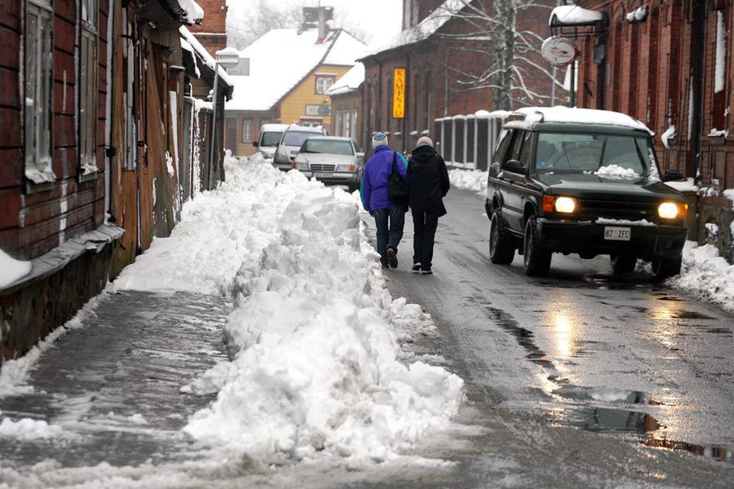 Kui sõiduteedelt jõuti eile lumi ära lükata, siis kinnistuomanike hooldatavatel kõnniteedel oli koristamata lõike. Pildil on Kauba tänav Viljandis.