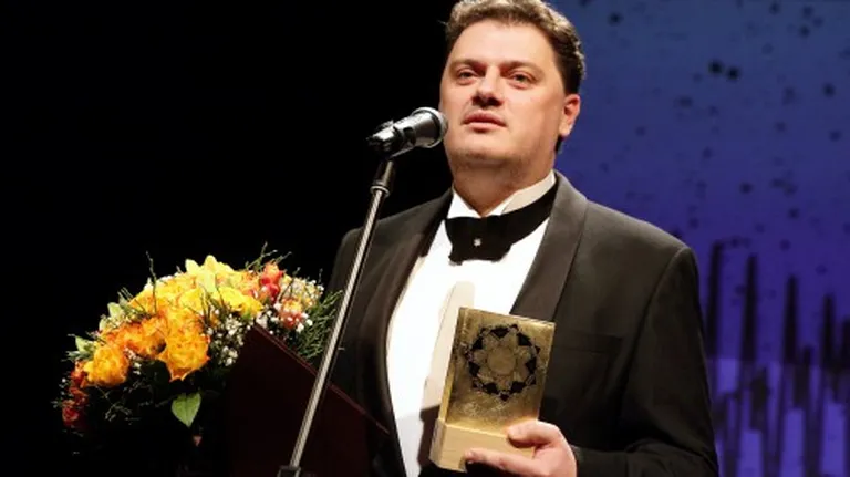 Operdziedātājs Aleksandrs Antoņenko ar Izcilības balvu kultūrā pasniegšanas ceremonijā Latvijas Kultūras akadēmijas teātra mājā "Zirgu pasts"