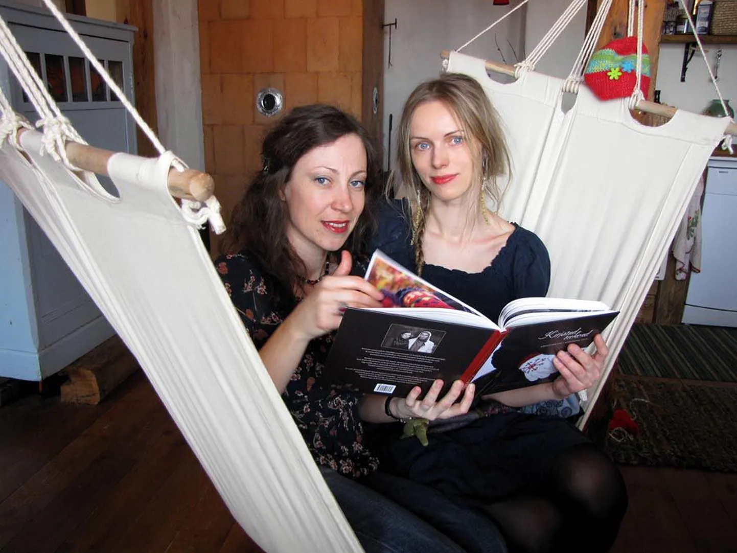 Käsitöömeister Kristi Jõeste (vasakul) ja kirjanik Kristiina Ehin ühendasid oma oskused ja lõid koos raamatu «Kirjatud teekond».