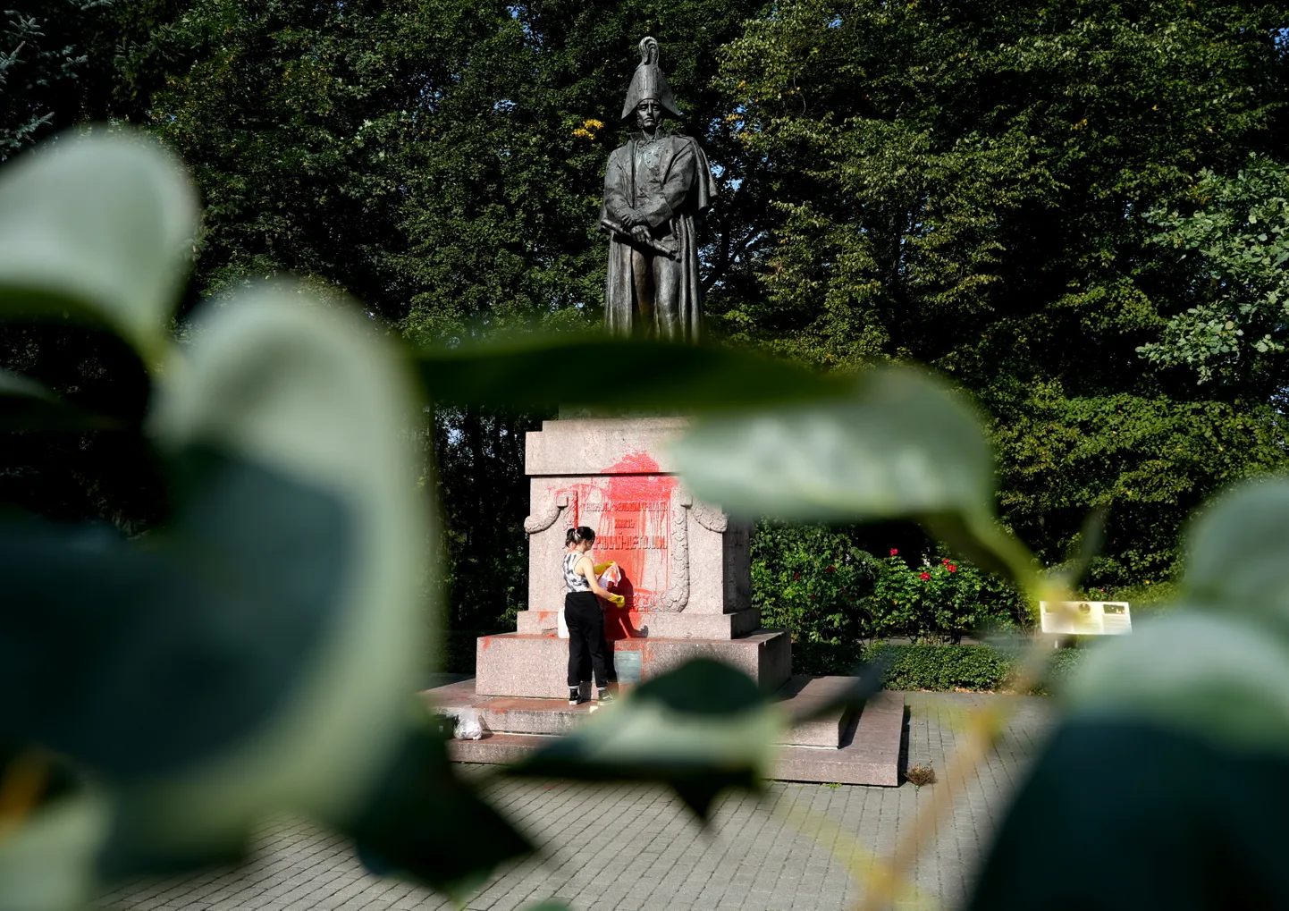 Septembris määriti Riia kesklinnas asunud Vene väejuhi Michael Andreas Barclay de Tolly monument punase värviga.