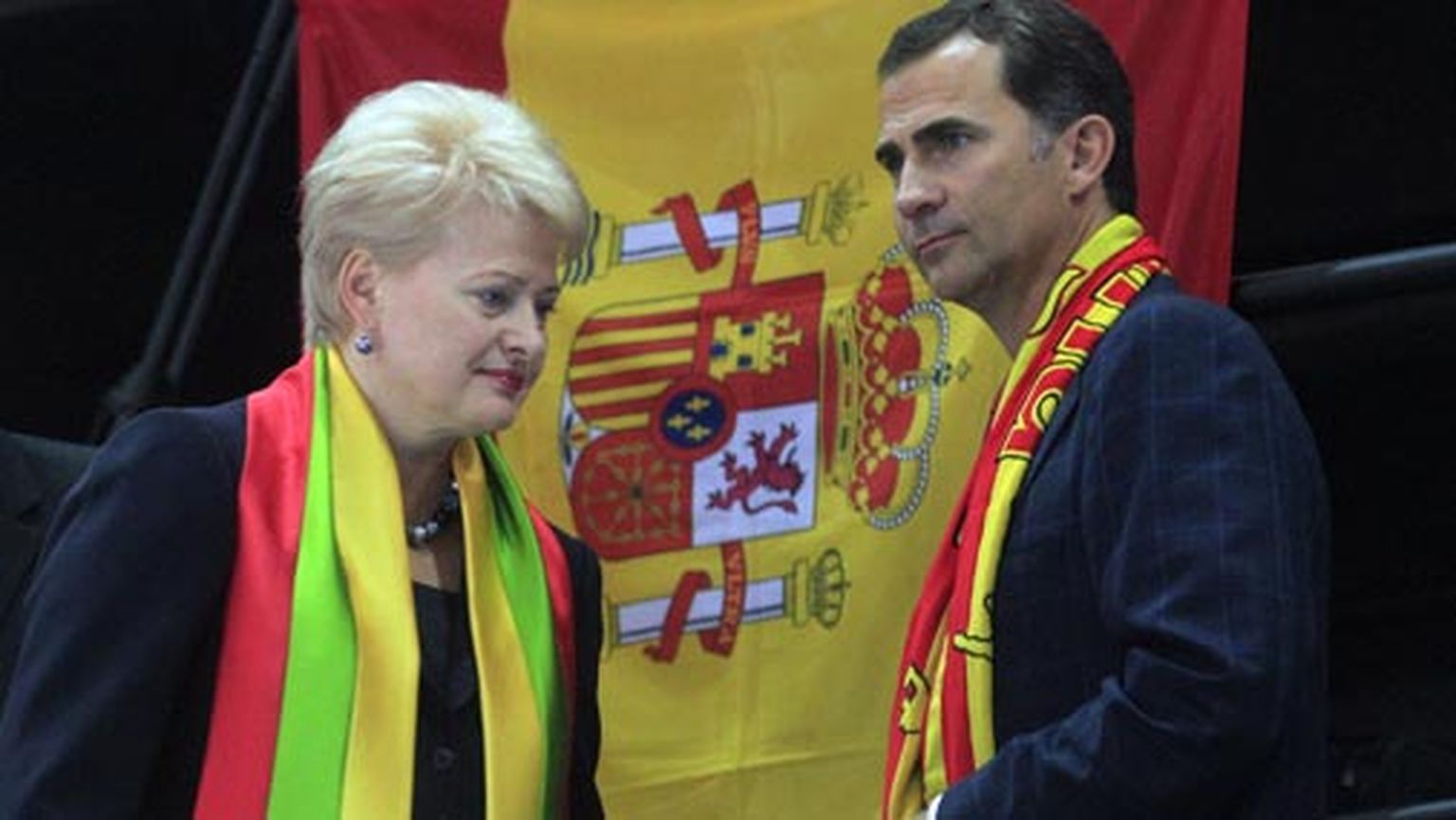 Daļa Grībauskaite kopā ar Spānijas princi Felipi Eiropas basketbola čempionāta fināla spēlē