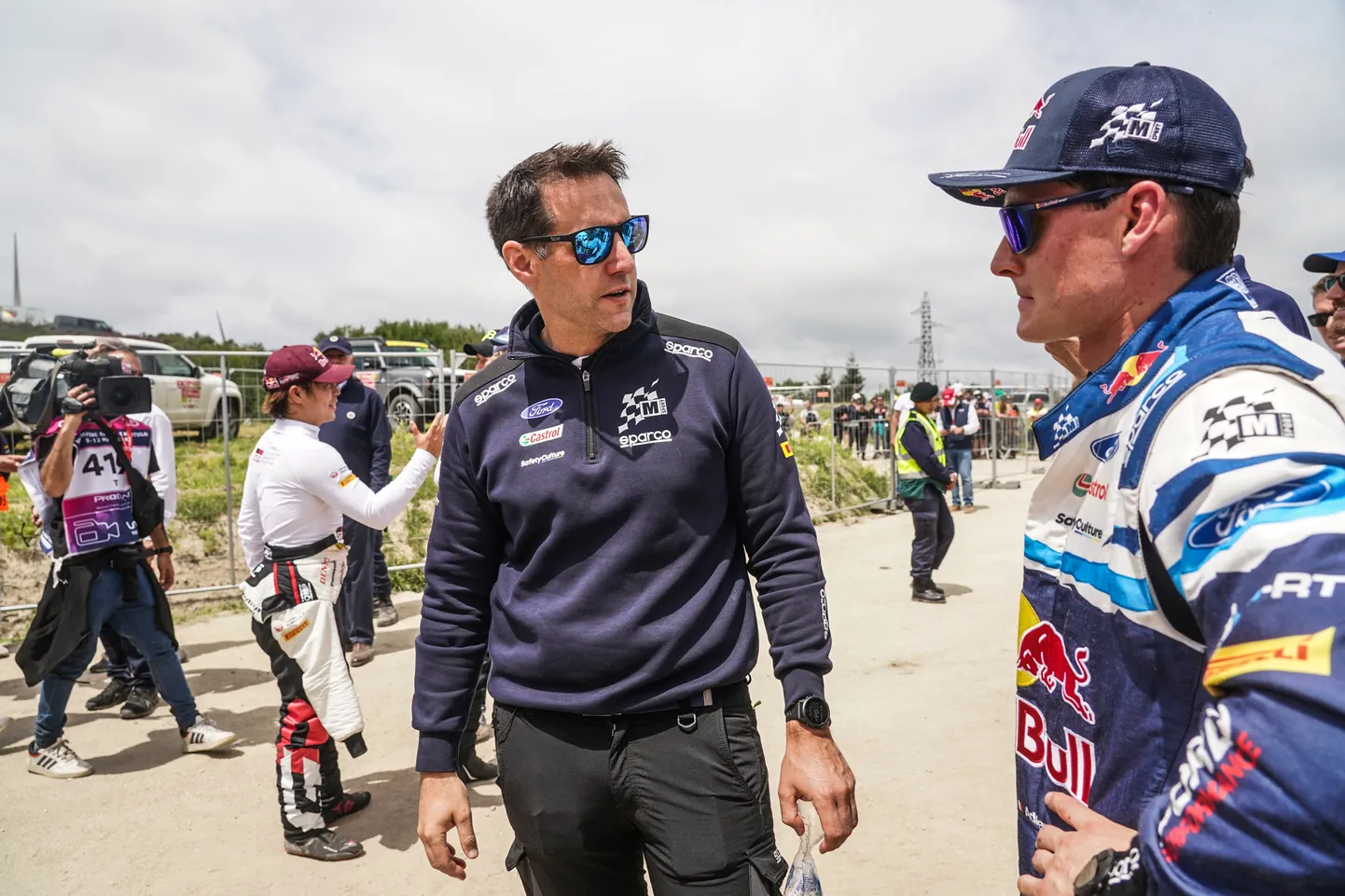 M-Spordi boss Richard Millener (vasakul) rääkimas Adrien Fourmaux'ga.