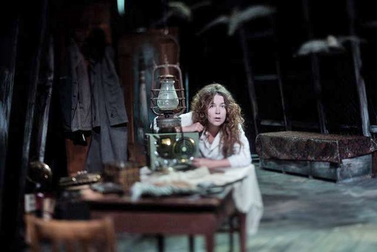Anneli Rahkema teeb mõjuva rolli Sulev Keeduse Rakvere teatris tehtud lavastuses «Somnambuul».