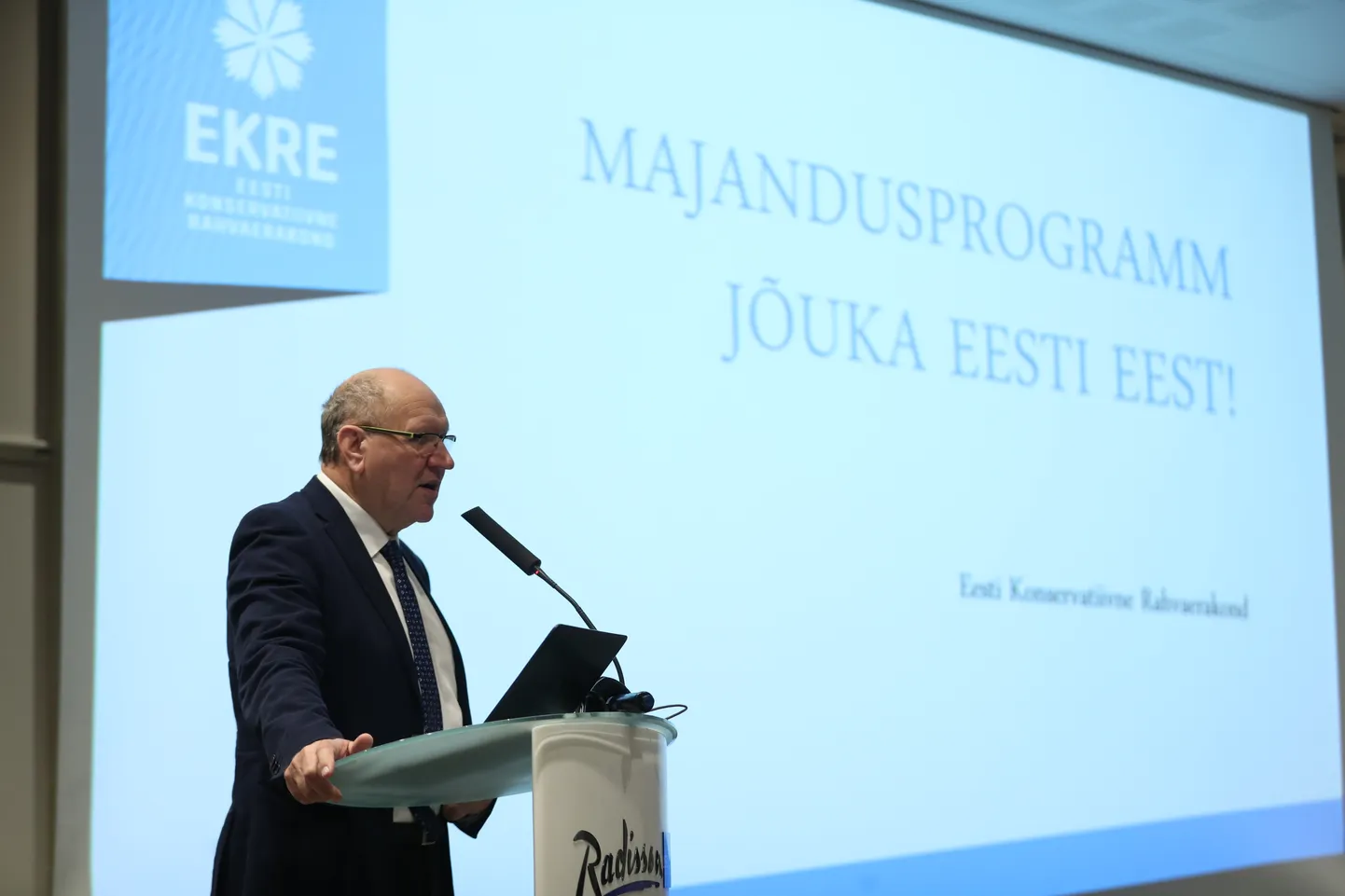 Март Хельме представляет программу.