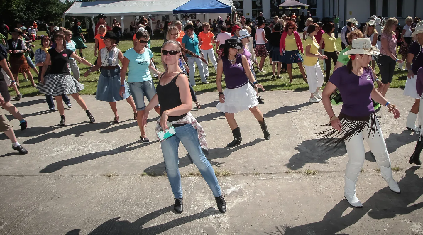 Nooruse maja suveaias kogunevad festivalile line-tantsijad.