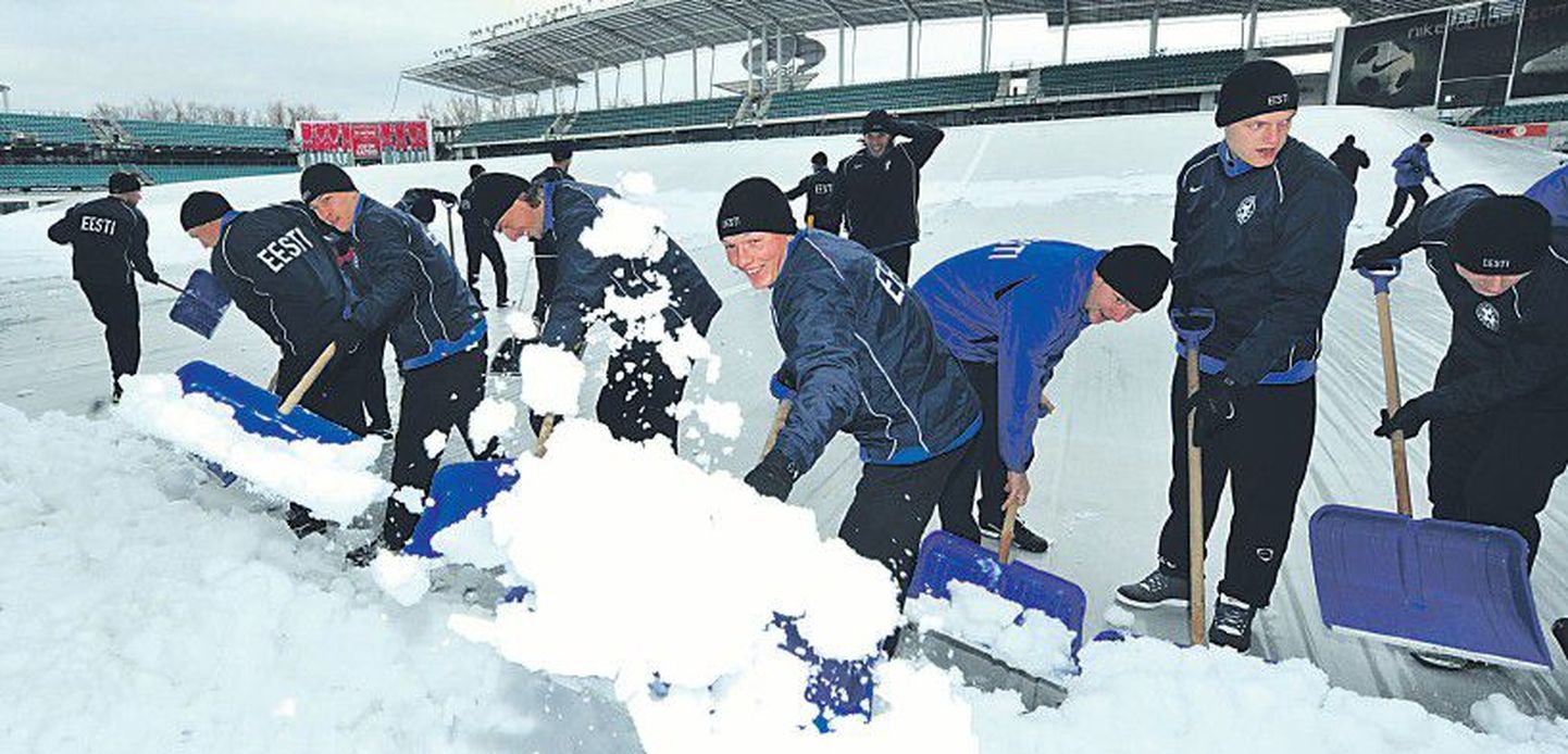 Поздней осенью и ранней весной в Эстонии приходится расчищать стадионы от снега. На фото - главный стадион Эстонии в таллиннском районе Лиллекюла.