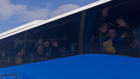 Ukraina un Krievija apmainījušās ar atbrīvotajiem karagūstekņiem