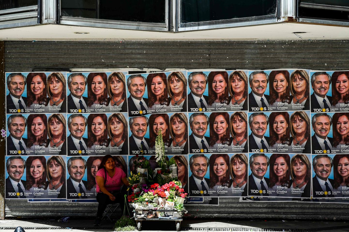 Argentina valimispropaganda ja lilli müüv naine aastal 2019.