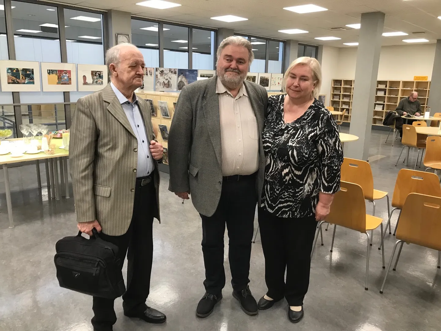 KIRJANIK JA KIRJASTAJAD Ülo Tuuliku raamatu esitlusele olid tulnud ka tema raamatu kirjastajad Andres ja Lea Adamson.