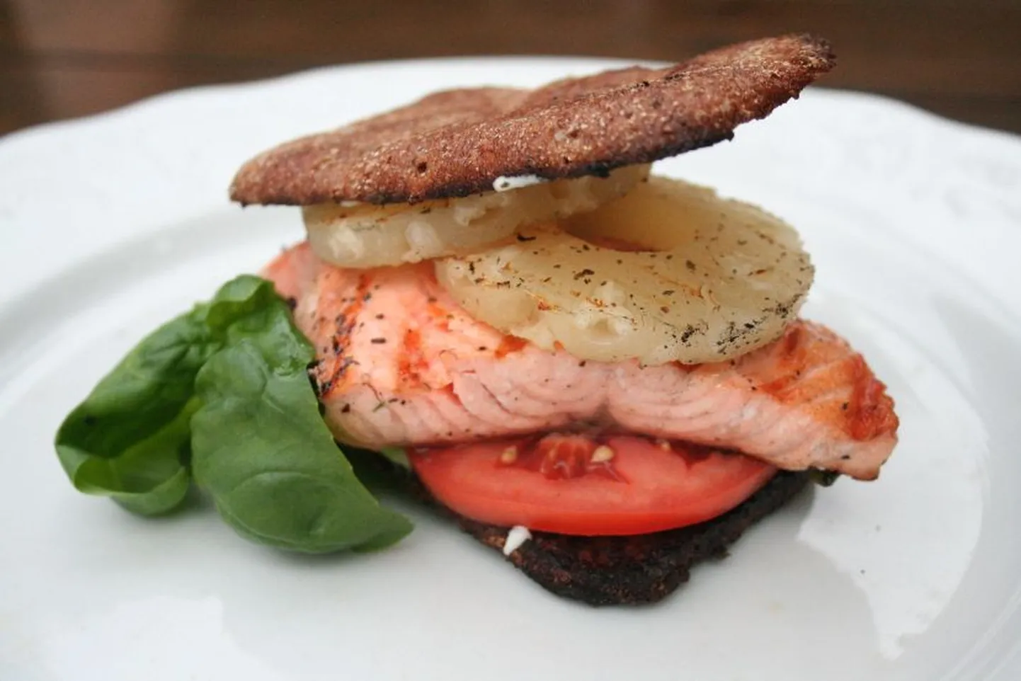 Grillitud lõhevõileib ananassiga.