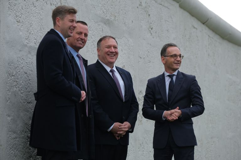 USA välisminister Mike Pompeo (paremalt teine) ning Saksa välisminister Heiko Maas (paremal) Berliini müüri lõigu juures Moedlareuth`s.