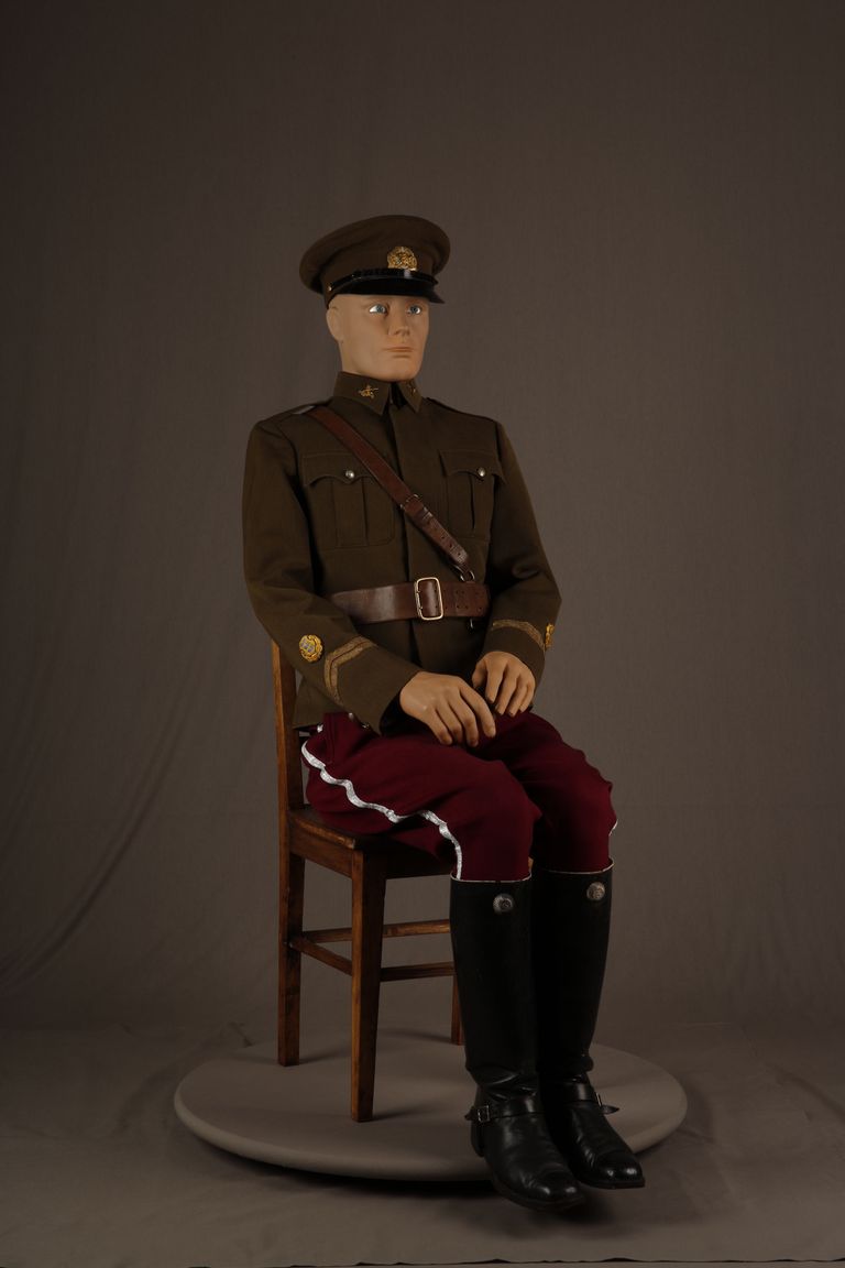 Ratsarügemendi nooremleitnant 1936. aasta vormis. Vorm kuulus nooremleitnant Kristjan Pettile.