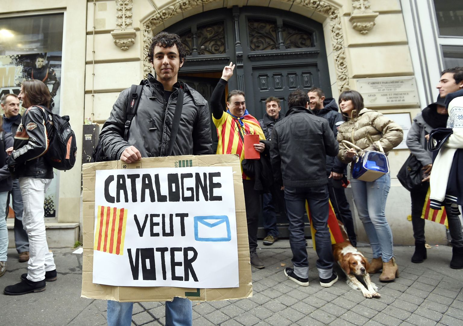 Kataloonia tahab hääletada, kuulutab prantsuskeelne plakat Pariisis asuva Kataloonia esinduse ees.