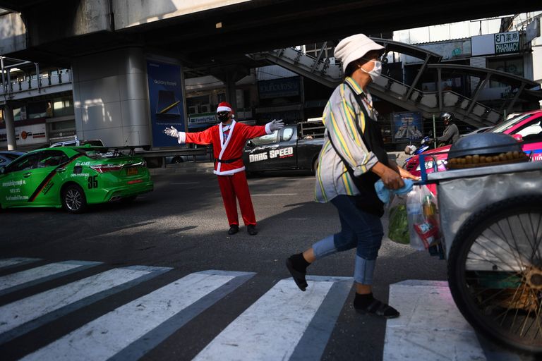 Jõuluvana kostüümi riietunud liiklusreguleerija Bangkokis. 