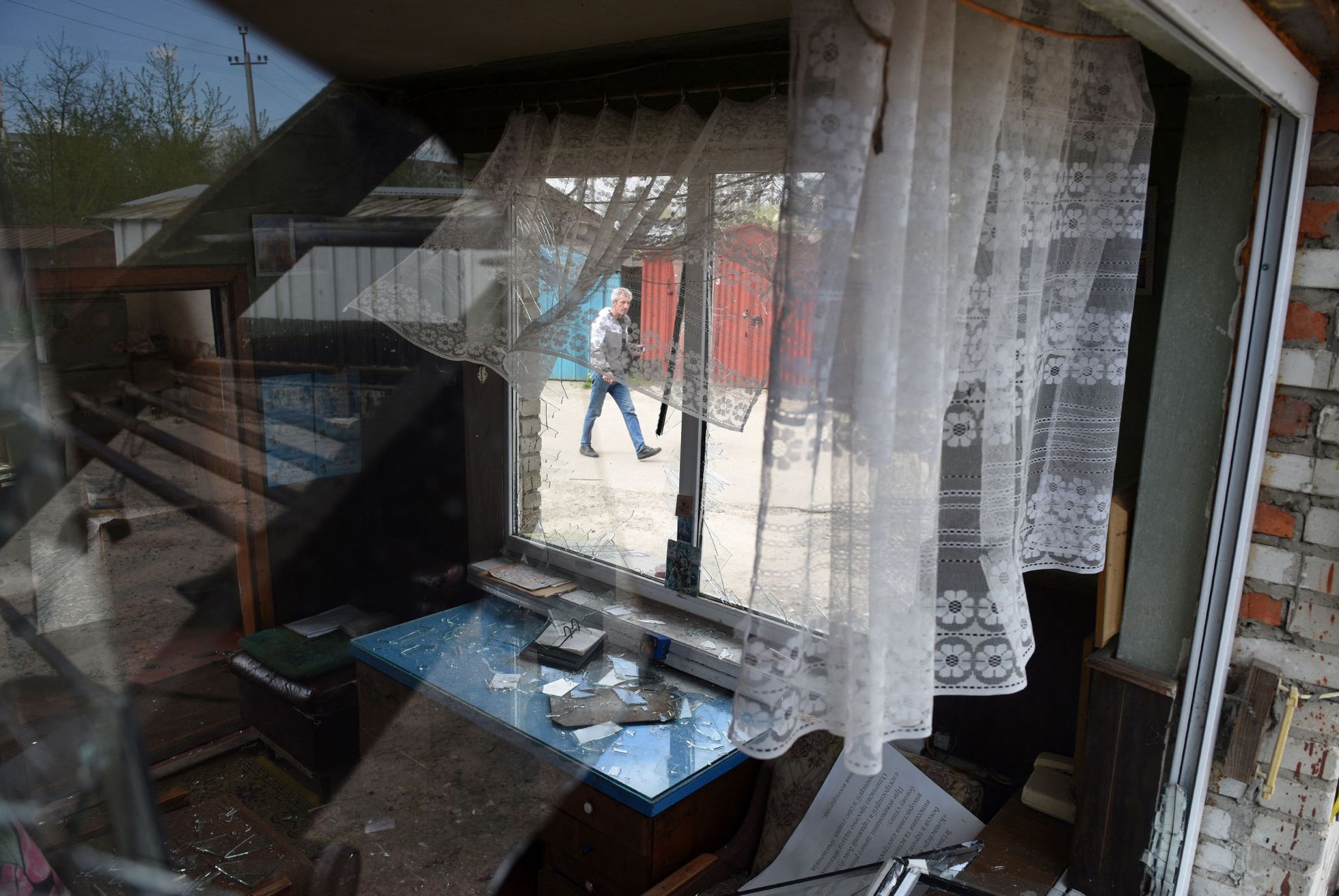 Mees möödub purustatud akendest Lvivis, mida tabas eile õhul raketirünnak.