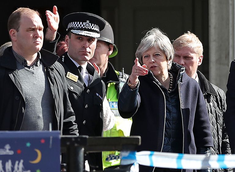 Suurbritannia peaminister Theresa May täna Salisburys Vene agendi rünnakupaigaga tutvumas.