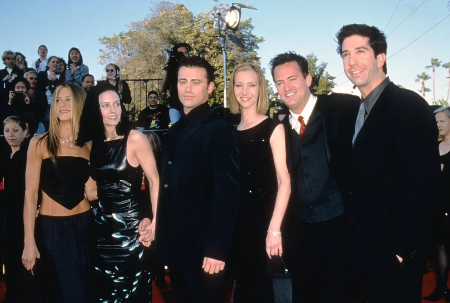 Sarja «Sõbrad» näitlejad. Vasakult: Jennifer Aniston (Rachel Green), Courteney Cox (Monica Geller), Matt LeBlanc (Joey Tribbiani), Lisa Kudrow (Phoebe Buffay), Matthew Perry (Chandler Bing) ja David Schwimmer (Ross Geller).