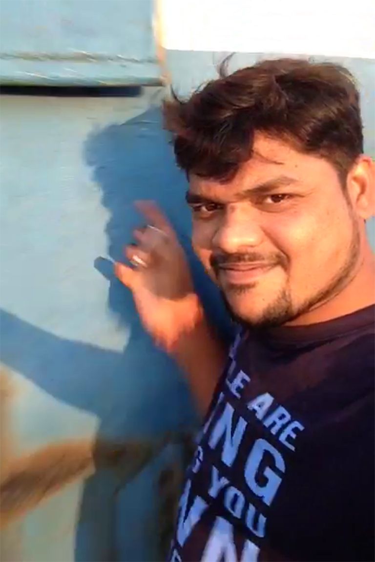 Shiva Kumar tegi raudteel selfit, saades rongilt löögi