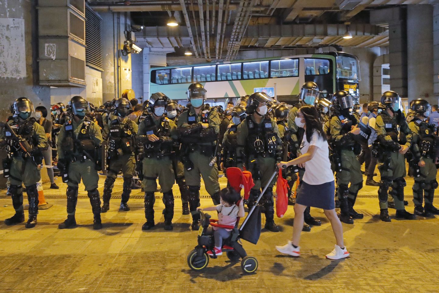 Hongkongi märulipolitsei seismas ostutänaval, kus demokraatiameelsed protestijad tähistasid teisipäeval aasta möödumist Hiina-meelse valitsuse toetajate rünnakust.
