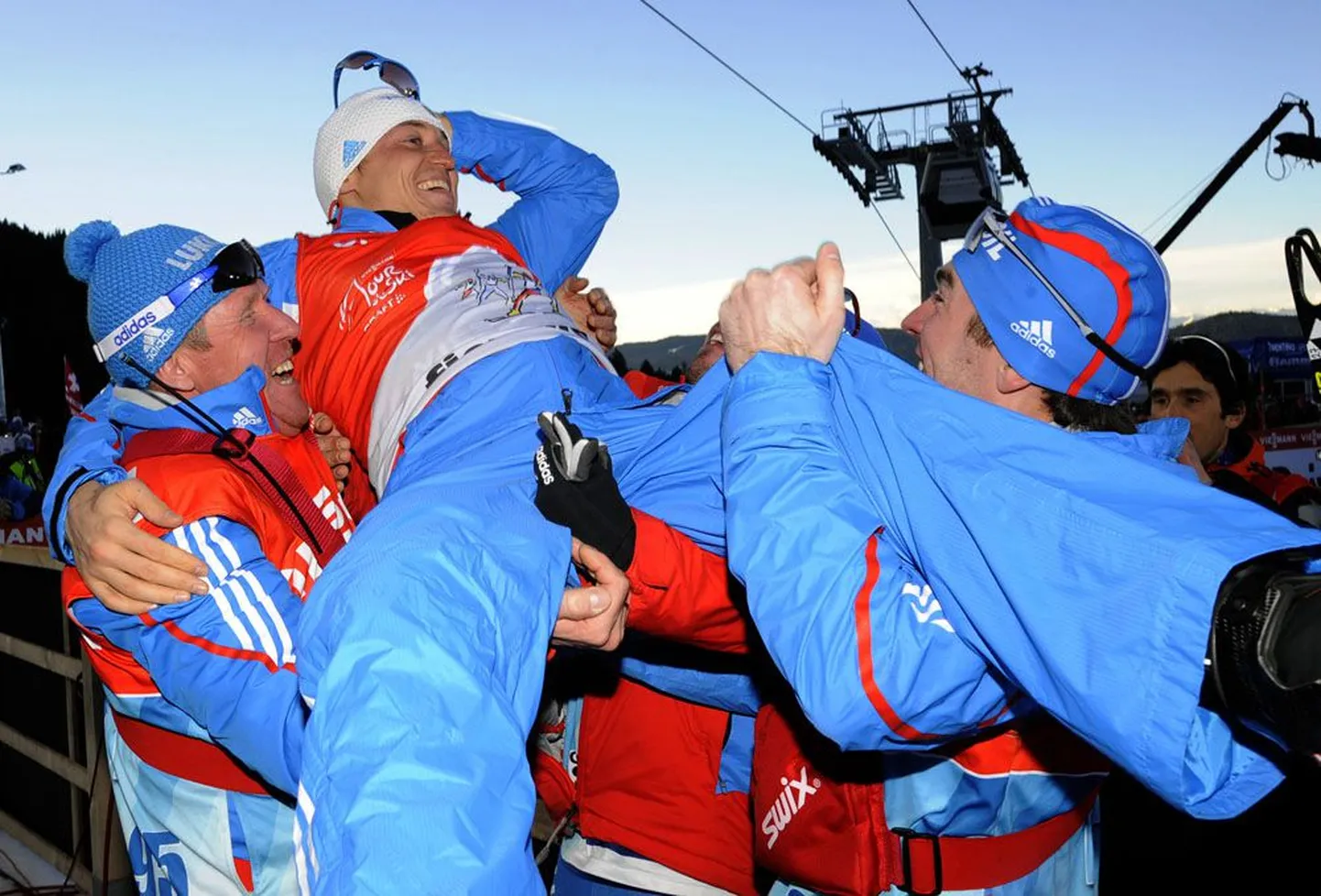 Meeskonnakaalsased on Aleksandr Legkovi tõstnud Tour de Ski võidu puhul kätele.
