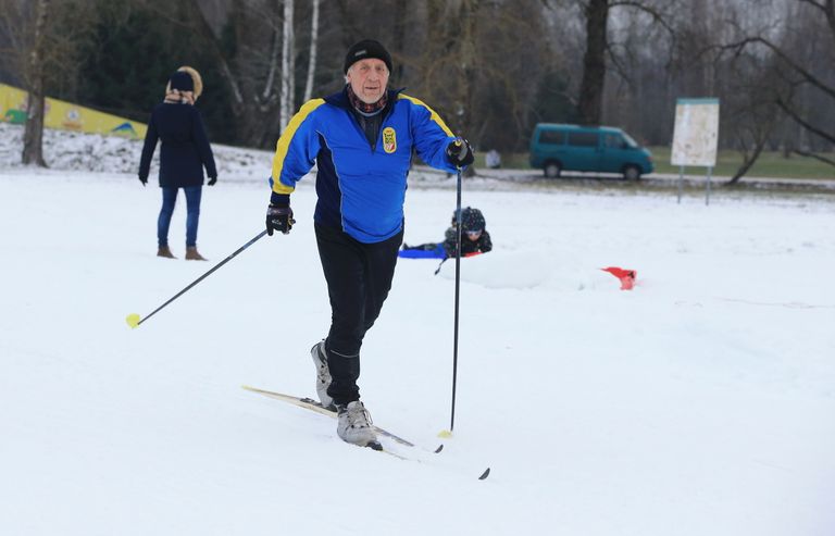 Tartu ülikooli endine geograafia õppejõud ja suusafanaatik Arvo Järvet sai laupäeval sel talvehooajal esimest korda suusad alla.