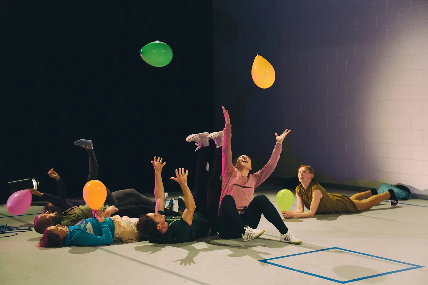 «MeeleKolu». Autorid ja esitajad Helen Reitsnik, Kärt Tõnisson, Tiina Mölder, Triin Lilleorg, Ajjar Ausma, Päär Pärenson ehk ZUGA Ühendatud Tantsijad.