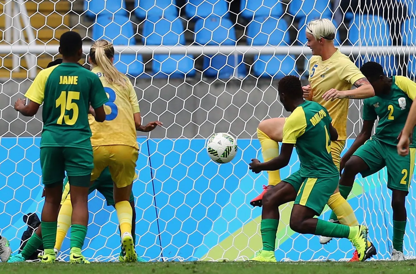 Nilla Fischer (nr 6) Rootsi - Lõuna-Aafrika vahelises kohtumises väravat löömas.