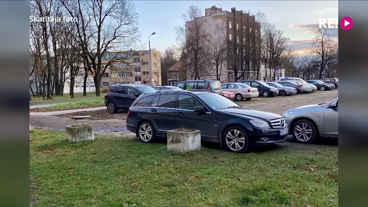 Автомобили на зеленой зоне в Риге