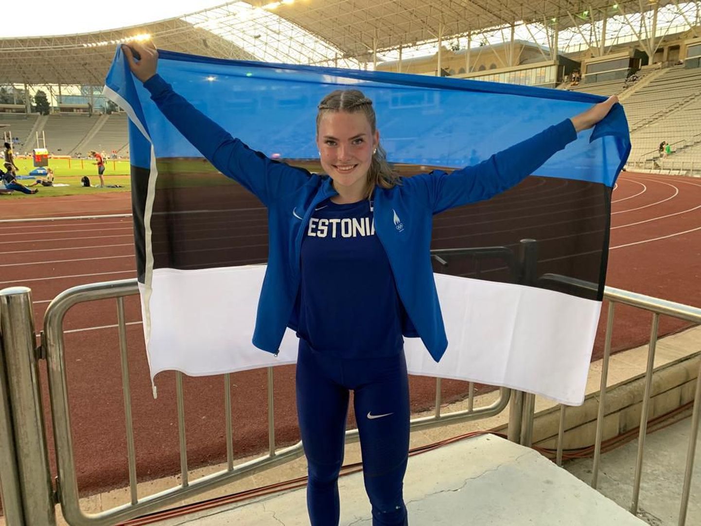 Пиппи Лотта Энок с флагом Эстонии после успешного соревнования на стадионе в Баку.
