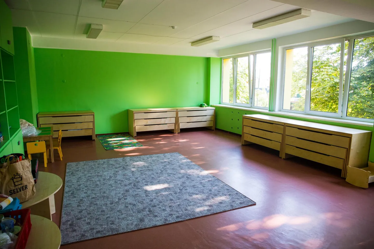 Paljud lasteaiad on tühjad ja lasteaiaõpetajad töötavad alakoormusel. Tapa vallast tuli ettepanek, et nad hakkaksid abistama koduõppel olevaid koolilapsi.