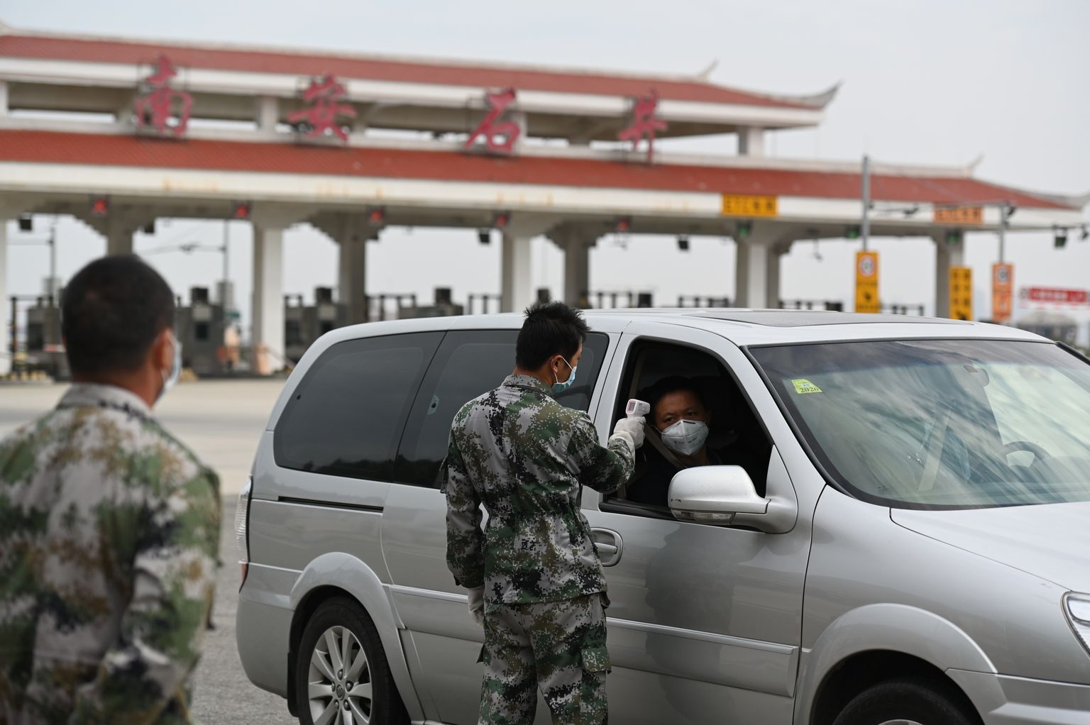 Ametnikud Quanzhous sõidukeid kontrollimas.