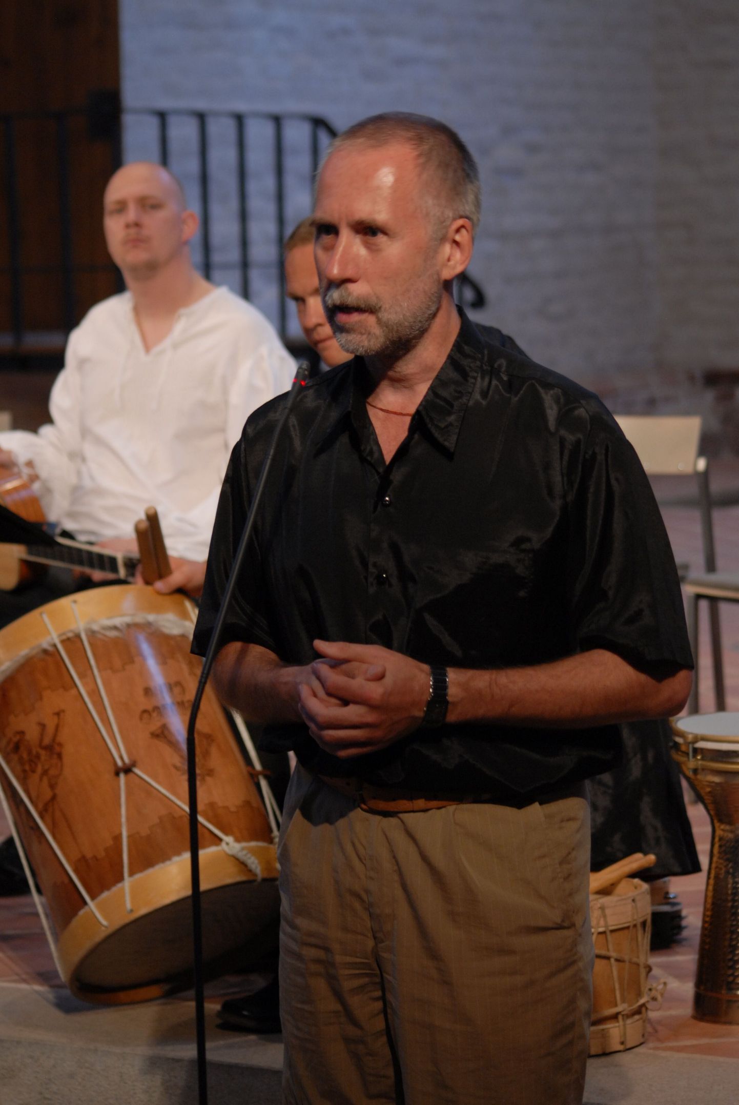Pärnust Tartusse juulis 2008 üle kolinud Klaaspärlimäng korraldas avakontserdi Jaani kirikus. Avasõnavõtuga esines festivali kunstiline juht Peeter Vähi, tema selja taga ootas esinemisjärge ansambel Villancico Rootsist.