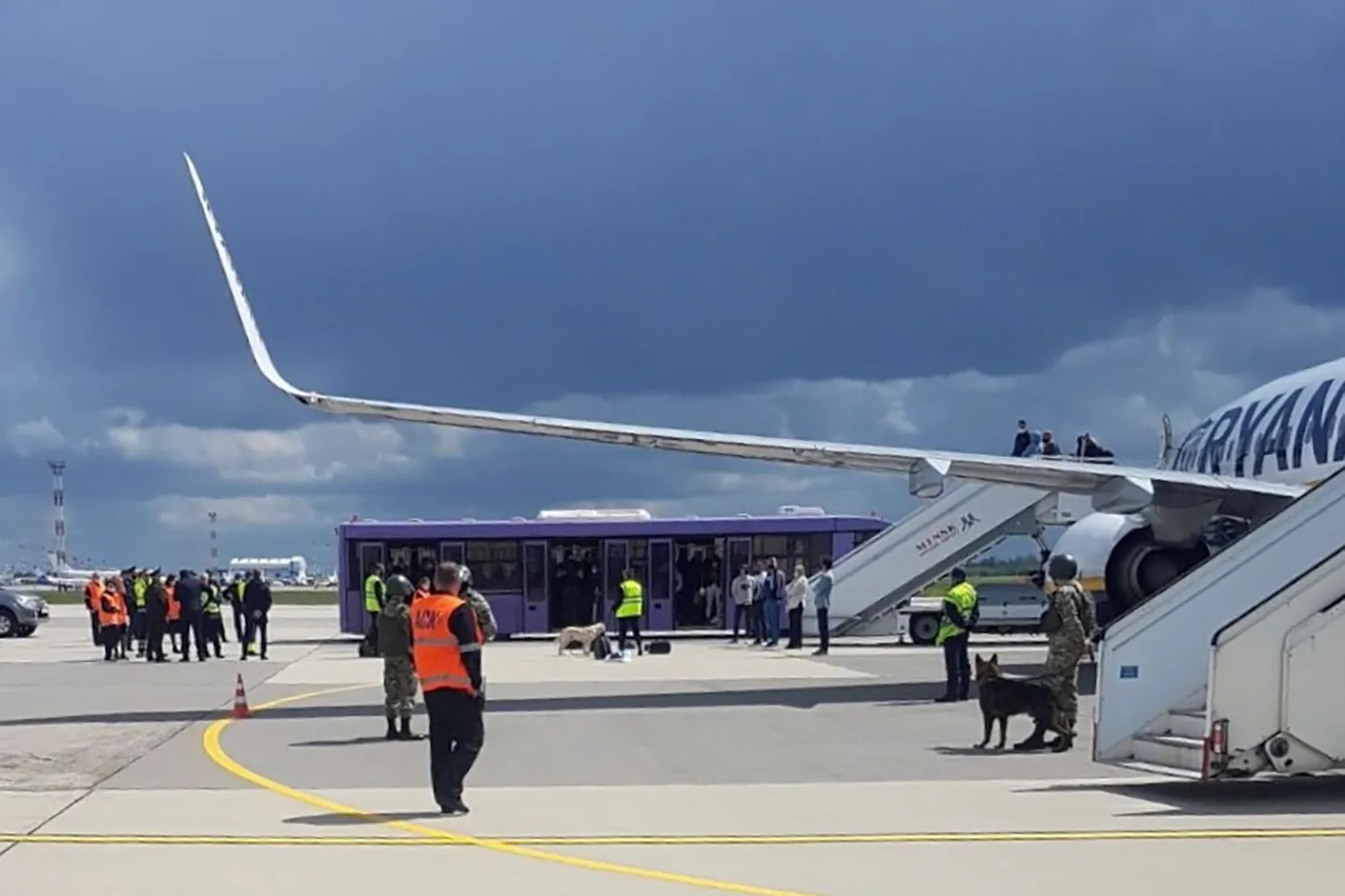 Самолет авиакомпании Ryanair, следовавший рейсом из Афин в Вильнюс, был принудительно посажен в Минске днем 23 мая 2021 года.
