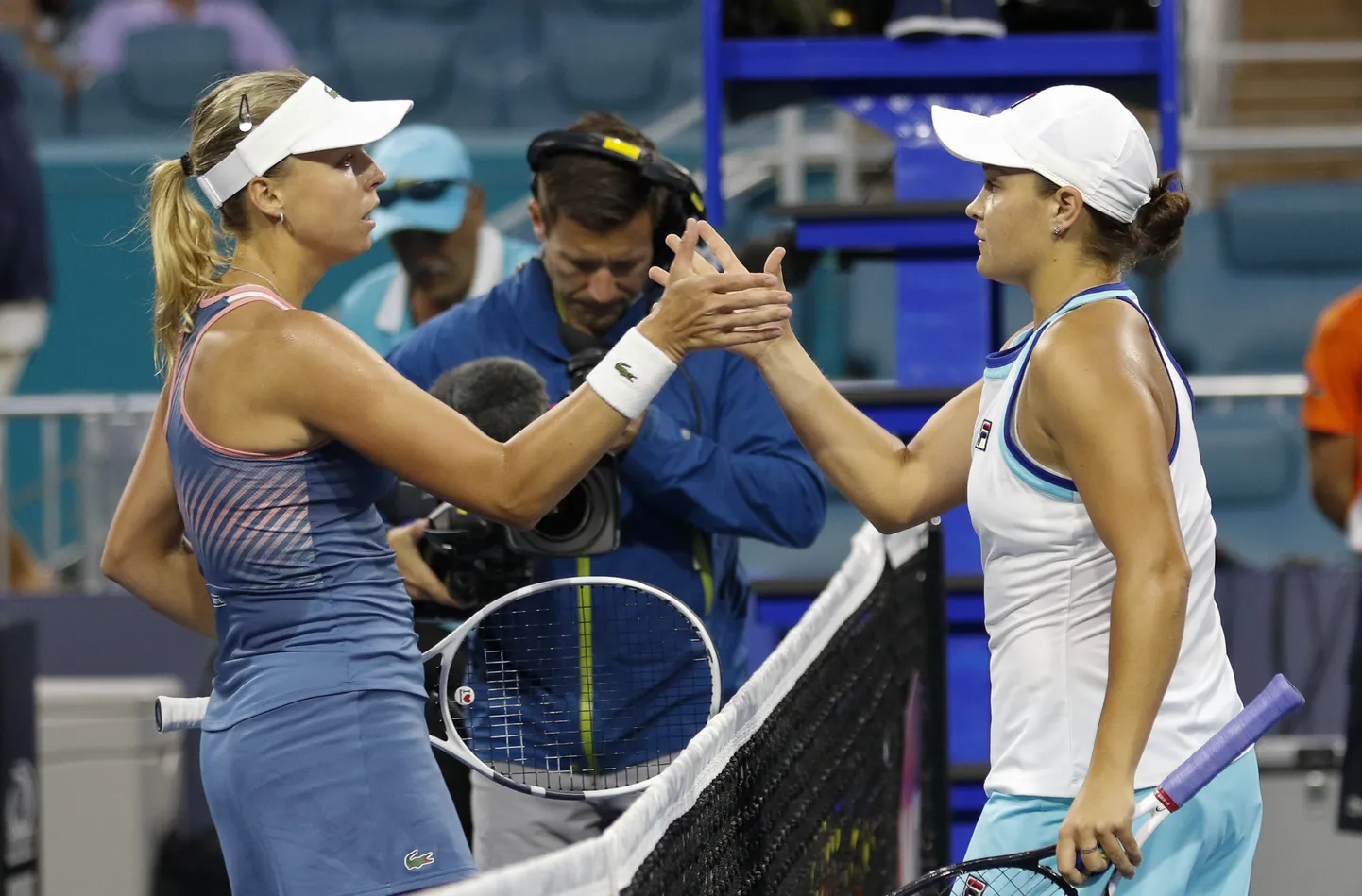 Anett Kontaveit (vasakul) õnnitleb võitjat Ashleigh Bartyt.