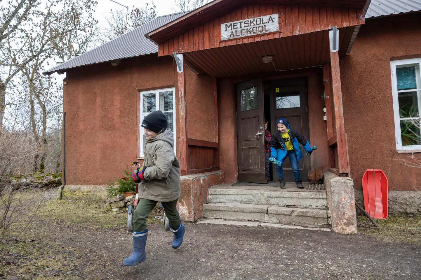 Metsküla kool on üks kahest koolist, mis võib sügisest uksed sulgeda.