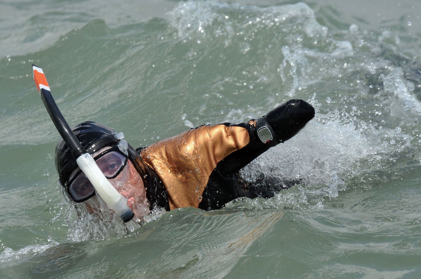 Француз, которому 16 лет назад ампутировали руки и ноги, переплыл пролив Ла-Манш 18 сентября 2010.