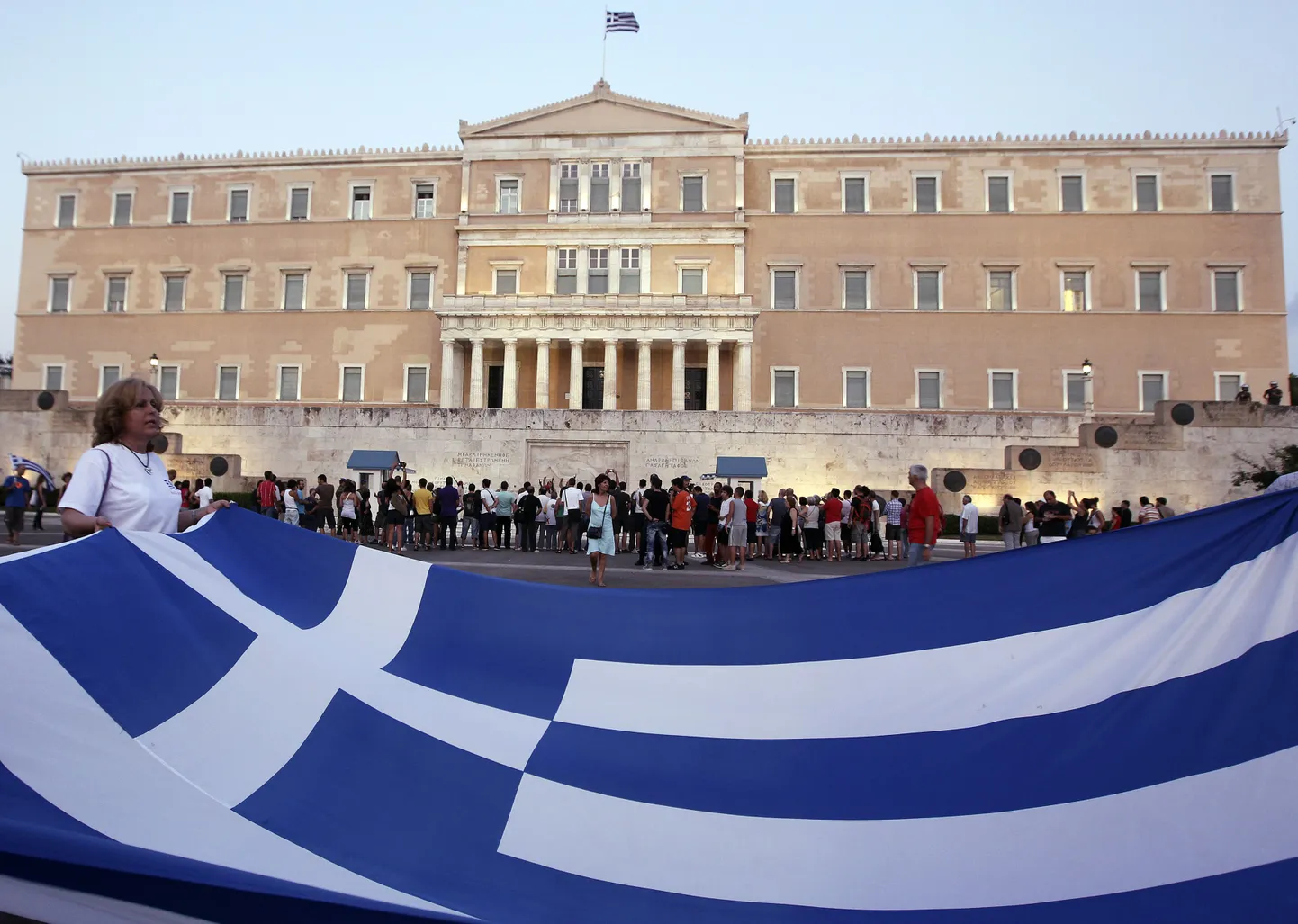 Митинг перед парламентом Греции против урезания правительственных расходов.